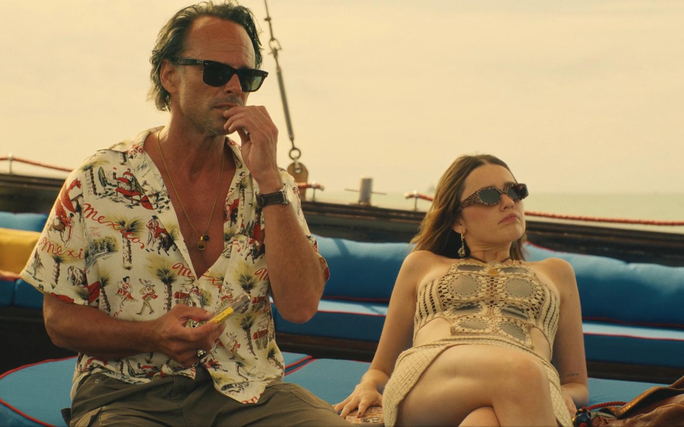 Walton Goggins e Aimee Lou Wood em cena de The White Lotus